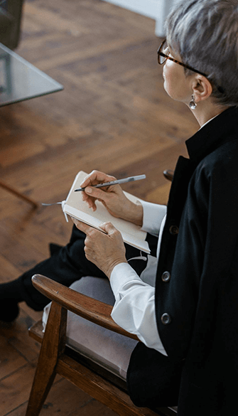 Praticien en hypnose Ericksonienne à l'écoute du consultant