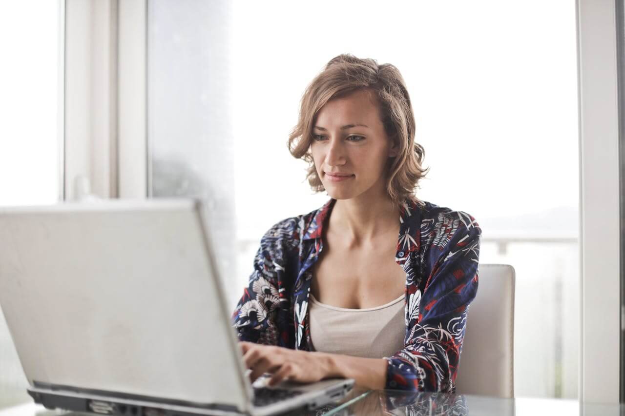 Personne qui travaille sur un ordinateur